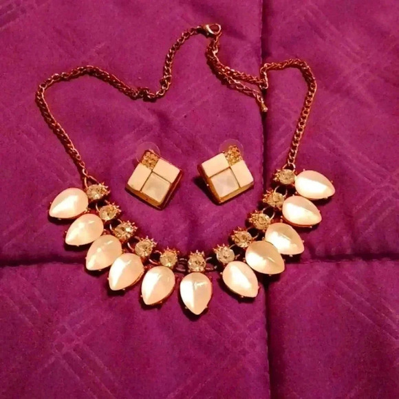 None Jewelry - Beautiful beaded pearl necklace with earrings